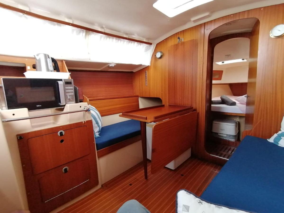 Cozy Sailboat In Barcelona!! No Showers ซานต์อาเตรียเดเบซอซ ภายนอก รูปภาพ