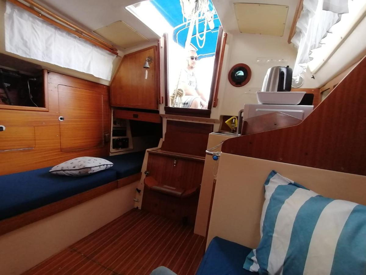Cozy Sailboat In Barcelona!! No Showers ซานต์อาเตรียเดเบซอซ ภายนอก รูปภาพ