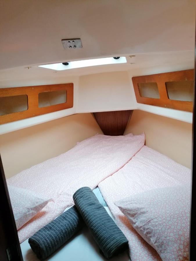 Cozy Sailboat In Barcelona!! No Showers ซานต์อาเตรียเดเบซอซ ภายนอก รูปภาพ