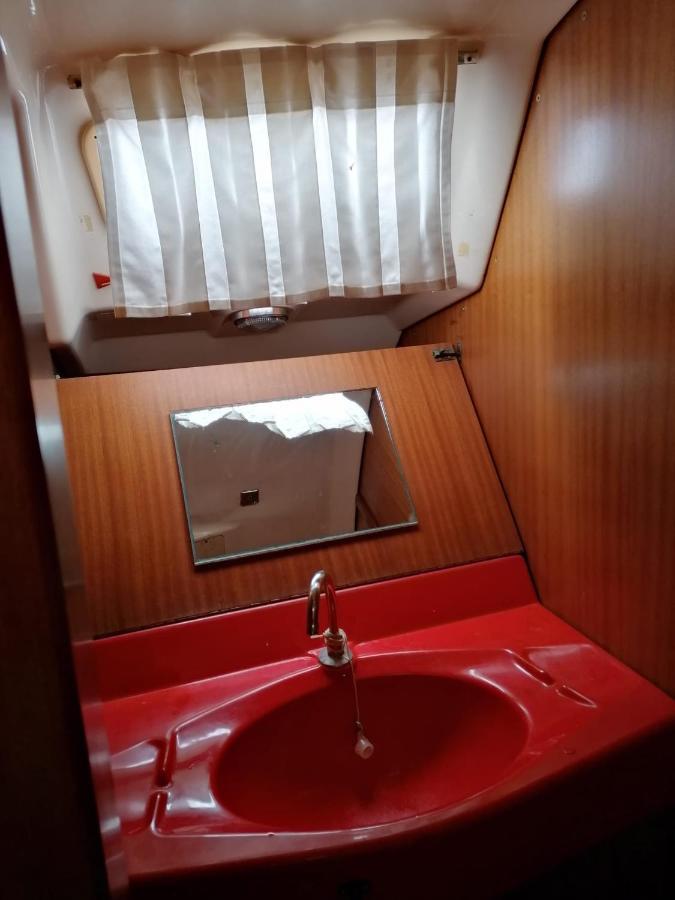 Cozy Sailboat In Barcelona!! No Showers ซานต์อาเตรียเดเบซอซ ภายนอก รูปภาพ
